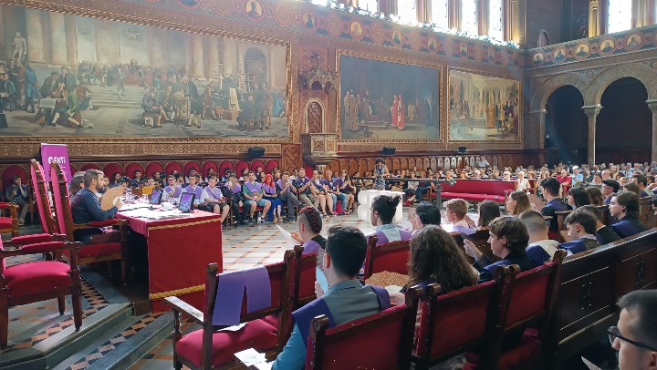 Avui ens vestim de gala per saludar als nous graduats de l'Enti-UB que esdevenen ja #Alumnis i els desitgem el millor i més brillant dels futurs!