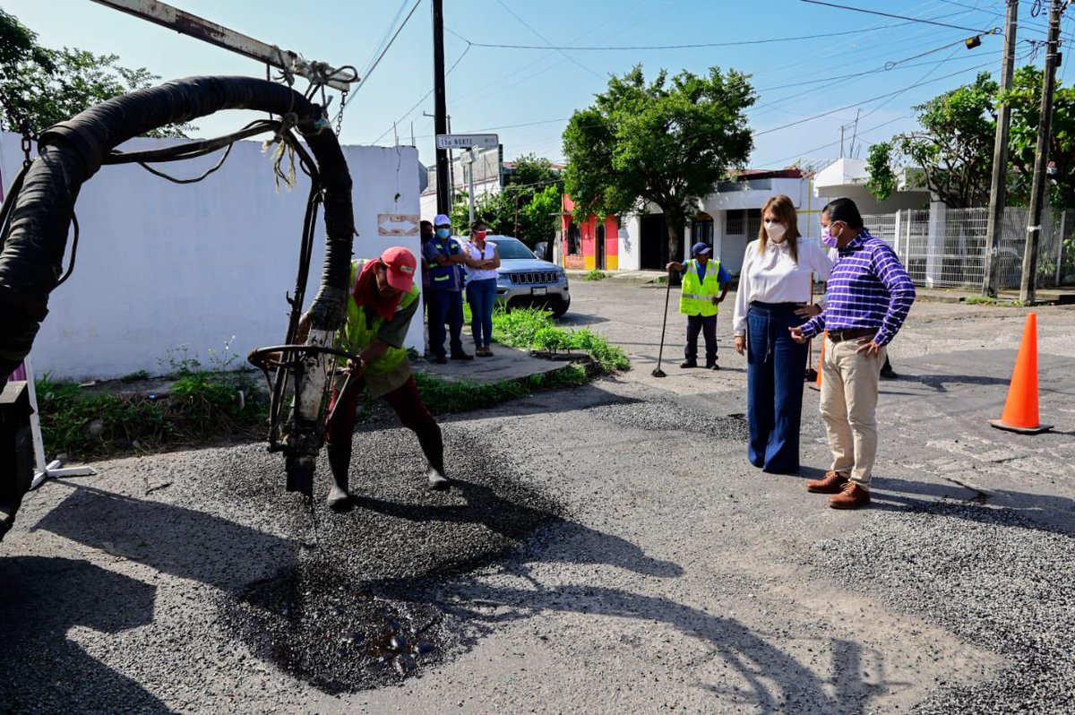 RosyUrbinaTap's tweet photo. El #ProgramaPermanenteDeBacheo mejora las vialidades del municipio. Para verificar sus avances, nos encontramos en la 15ª Avenida Norte y 13ª Calle Oriente, en donde se realiza la reparación de la carpeta asfáltica con la maquinaria Jetpatcher. 

#TapachulaAvanza 🫶🏻🚧 https://t.co/b6zyAZPYcC