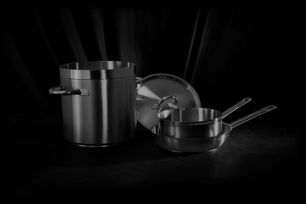 ChefRrupp's tweet image. Join us for our newest Vollrath University online training! 

I'll walk you through our stainless steel cookware. He points the features and benefits of each line including materials, coatings and handle types.

View the training here: vlrth.co/3yTXYI8