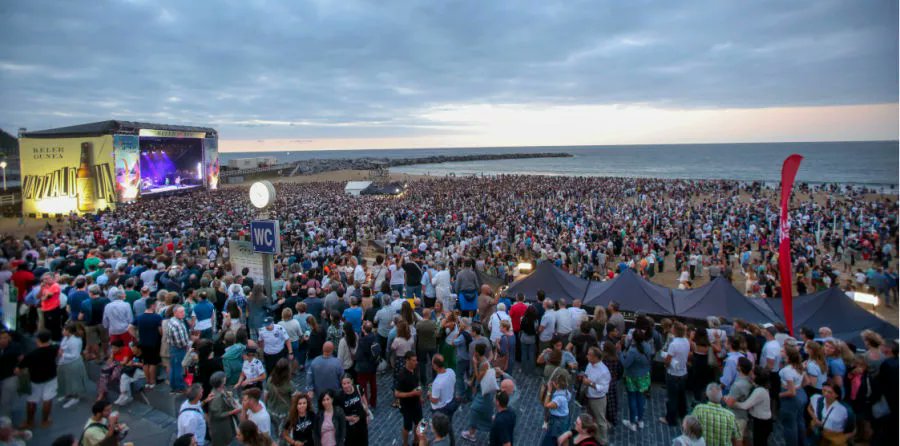Rotuloymetal's tweet photo. Un ambientazo con un gran concierto en la playa de la Zurriola #jazzaldia  😍
A disfrutar del #57jazzaldia 
https://t.co/c6ce0kvinL
#zurriola #Donostia #Sansebastian https://t.co/Bl2MtAccSh