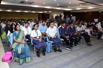 Union Minister of Youth Affairs & Sports and Information & Broadcasting Sh. @ianuragthakur felicitated State/ UT Winners of #FitIndiaQuiz today in Mumbai . 

#NewIndiaFitIndia #KheloIndia