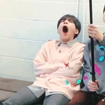 생얼 부끄러 곱슬머리 부끄러
근데 코 파는건 안부끄러
하품하는것두 안부끄러