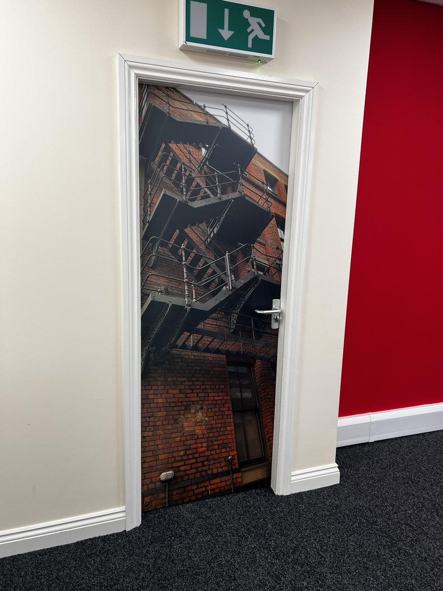 The sky is the limit when it comes to vinyl wallpaper 🏔

These modern, sleek looking wallpaper and door wraps fit beautifully in this new, state of the art office space for @DP_Squared  

See our website for more examples of our wallpaper fittings.
printbureau.co.uk