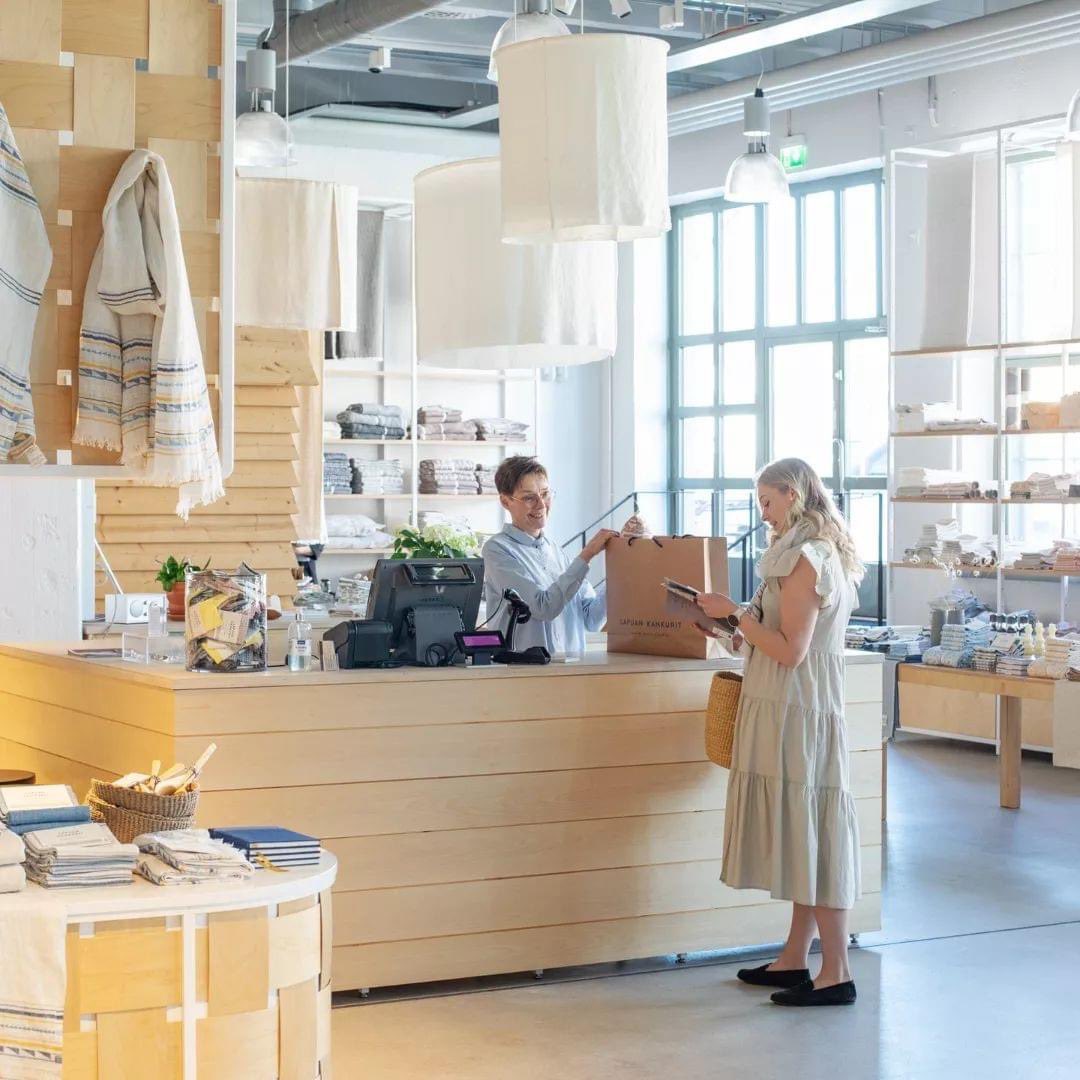 Tehtaanmyymälämme sijaitsee seesteisen Lapuanjoen rannalla, historiallisen Vanhan Paukun kulttuurikeskuksen alueella. Tilavassa myymälässä on saatavana tehtaanmyymälähinnoin koko Lapuan Kankureiden valikoima, II-laatuja, uutuuksia sekä vaihtuvia kampanja- ja tarjoustuotteita.