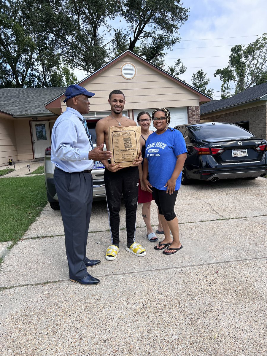 FearNotProject's tweet image. In a time of need getting out and providing a helping hand giving back to our community during these unusual days of struggling family with one family at a time #fearnotministries #family #givingback