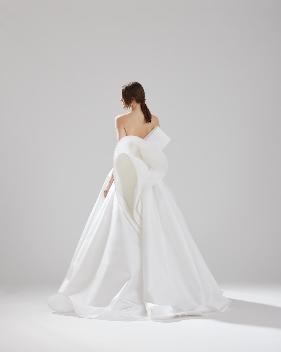 A slightly #sweetheart neckline and a #bow with big swirls on the back  characterize the Dalida Dress! Discover the 2023 #Mari #collection on our  #officia #website. #antoniorivamilano #bride #wedding #2023collection