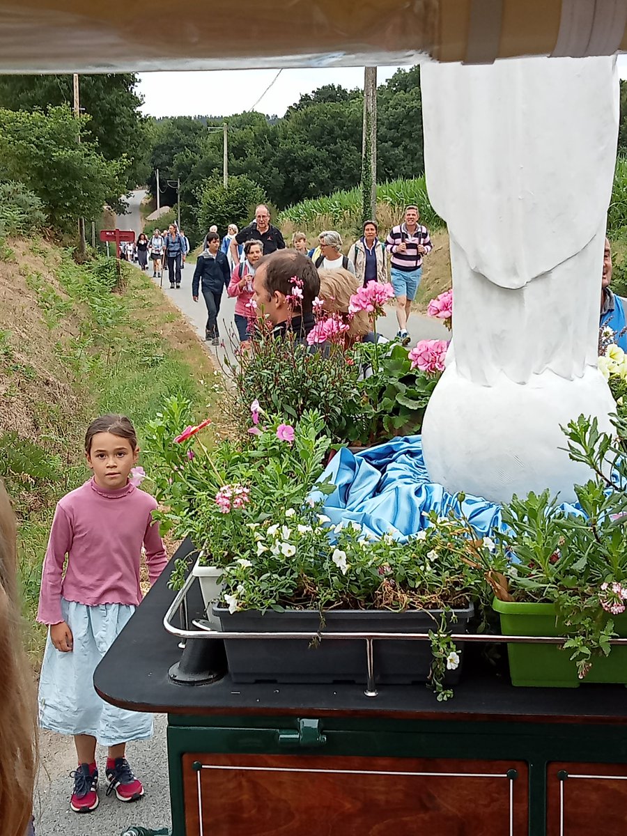 MEvangelisation's tweet photo. Marche de l' après midi, de l' intérieur de la calèche. @TromenieDeMarie .
#Caleche #NotreDamedeFrance https://t.co/12FUaUKFDt
