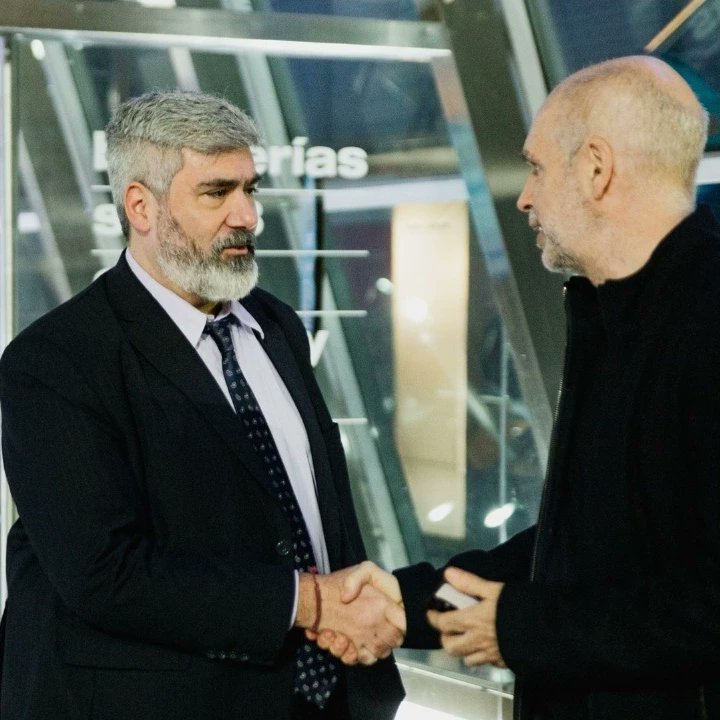 diegoberardogc's tweet photo. HORACIO DE VISITA EN #ELCULTURAL

En su recorrida por el centro de la ciudad para conversar con los artistas y creativos que están participando en las más de 500 propuestas para estas vacaciones de invierno, @horaciorlarreta vino a conocer las de @elculturalsm 

#HacemosFuturo https://t.co/Ye2Wt3hccs