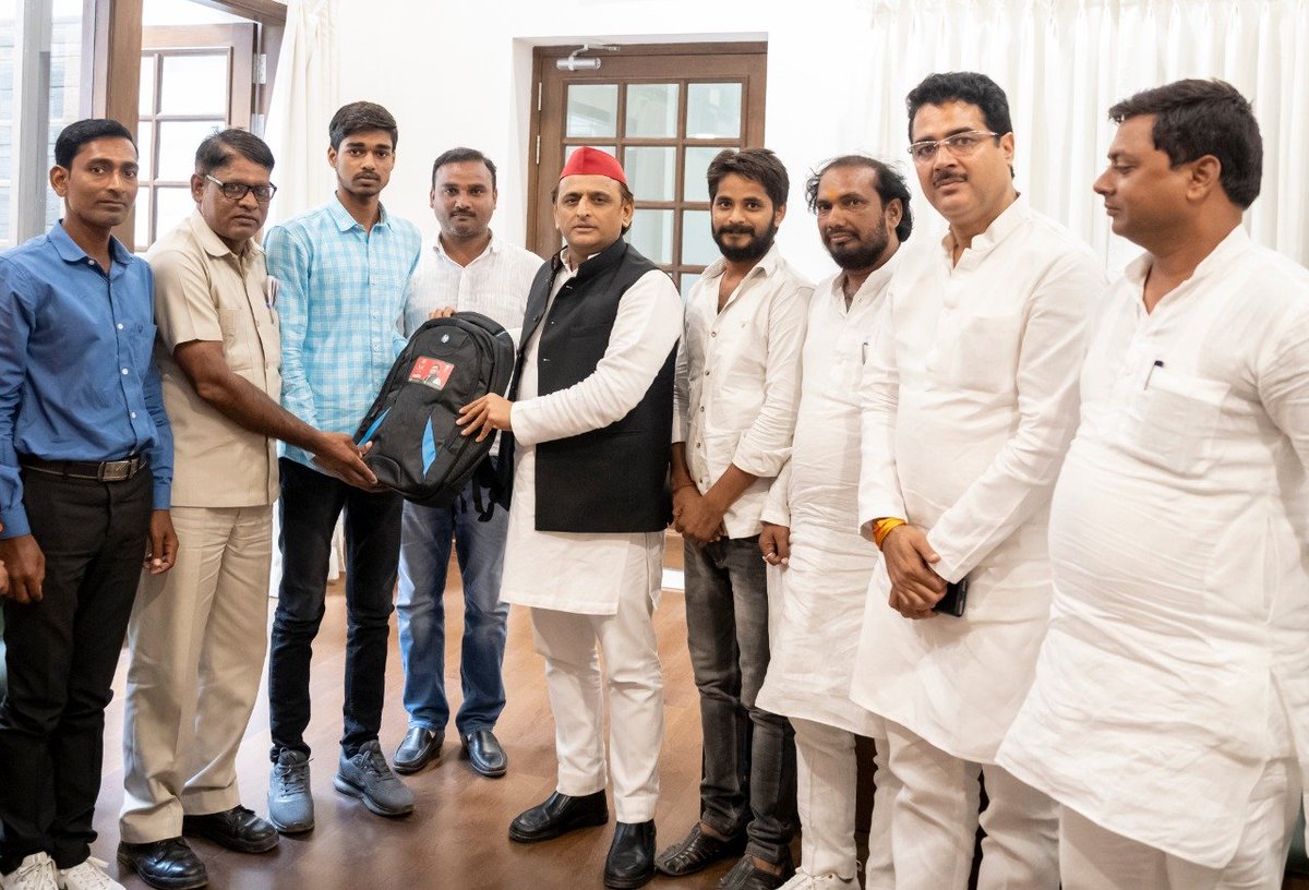 bstvlive's tweet photo. लखनऊ

➡अमेठी के विष्णुकांत यादव को मिला लैपटॉप

➡सपा अध्यक्ष @yadavakhilesh ने दिया लैपटॉप

➡विष्णुकांत ने बोर्ड परीक्षा में अमेठी का नाम रोशन किया

➡समाजवादी पार्टी सदैव युवाओं के साथ खड़ी – अखिलेश

#Lucknow https://t.co/mQYdzyPMHm