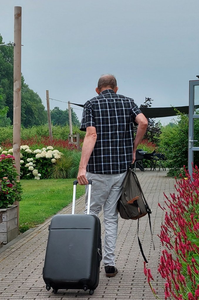 Anne9279's tweet photo. Aan alles komt een eind, zo ook aan de vakantie van mijn broer. 
We waren beiden kwetsbaar, de afgelopen dagen. Hij omdat hij geen woorden kan geven aan zijn onbehagen en ik omdat dat me een intens machteloos en verdrietig gevoel geeft. Wat overblijft is de liefde voor hem... ❤️ https://t.co/8nBnROpKWN