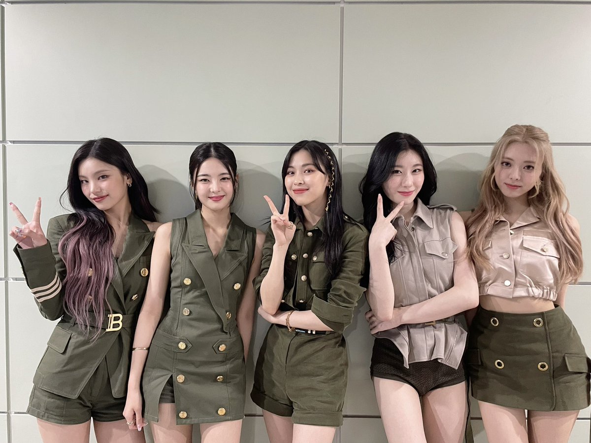 Jeongiian_'s tweet photo. Let's start the 2nd week with a strong start✨
Report SNEAKERS with ITZY Like RACER🏎🏎 https://t.co/eEbGV2Ctwv