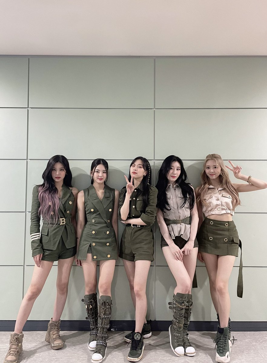 Jeongiian_'s tweet photo. Let's start the 2nd week with a strong start✨
Report SNEAKERS with ITZY Like RACER🏎🏎 https://t.co/eEbGV2Ctwv