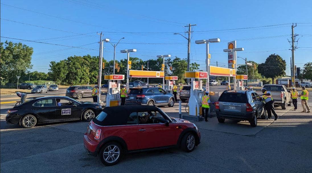 sarnianewstoday's tweet photo. Vehicles lined up outside the Holden Shell gas station on Christina Street in Sarnia Thursday morning. For 70 minutes, Shell is giving  away 70 litres of gas, per vehicle starting at about 7:45 a.m.
https://t.co/nENYLODgDm https://t.co/RT6DMtKAye