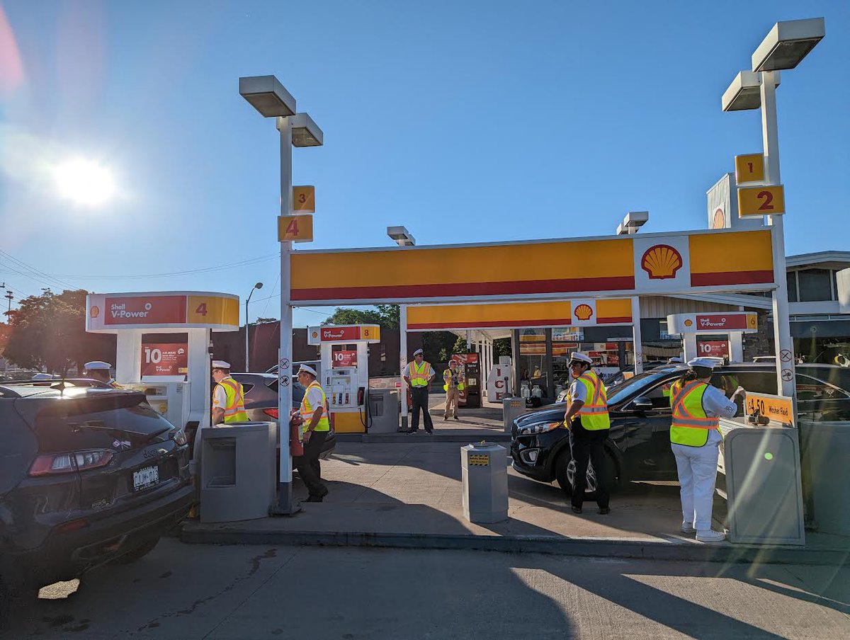 Vehicles lined up outside the Holden Shell gas station on Christina Street in Sarnia Thursday morning. For 70 minutes, Shell is giving  away 70 litres of gas, per vehicle starting at about 7:45 a.m.
blackburnnews.com/sarnia/sarnia-…