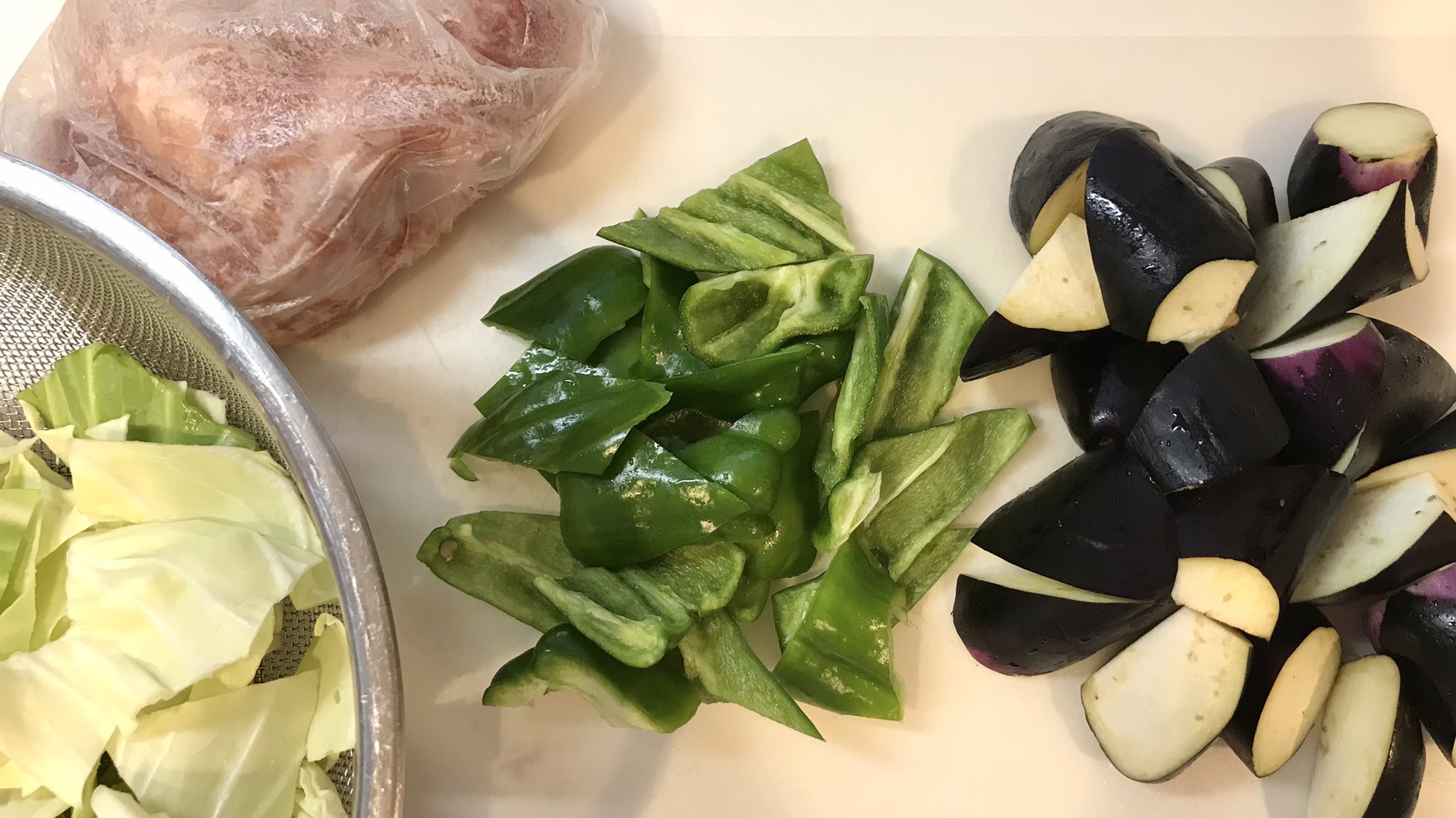 まいのおやつ 豚こまに片栗粉と酒 醤油少しを揉み込んで肉団子 にするのが好き ナスとピーマン キャベツも入れて 焼肉のタレと味噌 砂糖と豆板醤とにんにく少しを合わせたタレと煮絡めるとご飯がすすむ T Co Rp6d00jh2o Twitter