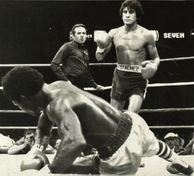 MatthewAguilar5's tweet image. 40 yrs ago July 21: Salvador Sanchez stops Azumah Nelson in 15, retains WBC 126lb title, @TheGarden NYC. In 9th defense, Sanchez overcomes fierce challenge of 13-0 Nelson as he looks forward to possible Alexis Arguello showdown. 22 days later, Sanchez dies in tragic car crash.