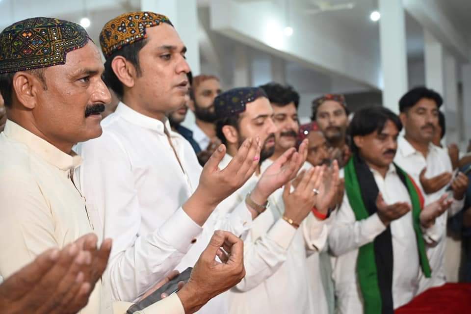 TeamBAIShaikh's tweet photo. پاکستان پیپلز پارٹی کی بلدیاتی انتخابات میں سکھر سے شاندار کامیابی پر لاڑکانہ گڑھی خدابخش بھٹو میں شہیدوں کے مزار پر حاضری دی فاتحہ خوانی کی اور پھولوں کی چادر چڑھائی۔ https://t.co/NqhCcgmWS0