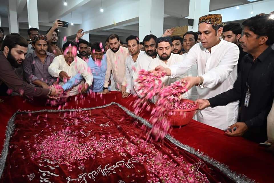 TeamBAIShaikh's tweet photo. پاکستان پیپلز پارٹی کی بلدیاتی انتخابات میں سکھر سے شاندار کامیابی پر لاڑکانہ گڑھی خدابخش بھٹو میں شہیدوں کے مزار پر حاضری دی فاتحہ خوانی کی اور پھولوں کی چادر چڑھائی۔ https://t.co/NqhCcgmWS0