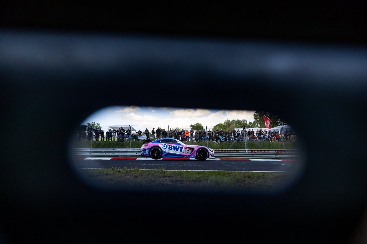 Mira... muy usable no es... pero el fotógrafo jugando con los agujeritos del guardarrail para tirar la foto y que le quede el coche encuadrado mientras está con las 4 ruedas en el aire... Creo que podría estar años intentándolo y no lo lograría