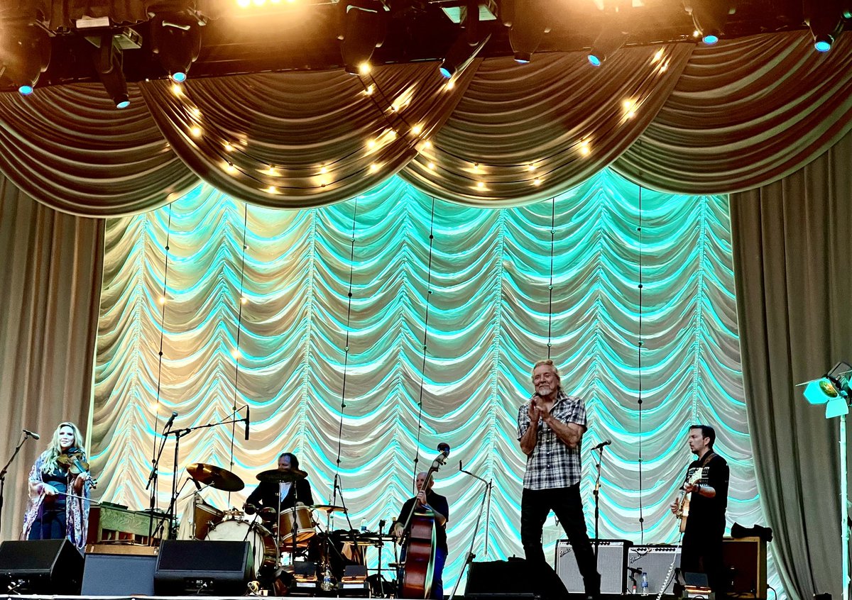 What a wonderful night at zitadelle Spandau Berlin with ⁦<a href="/AlisonKrauss/">Alison Krauss</a>⁩ &amp; ⁦<a href="/RobertPlant/">Robert Plant</a>⁩ last night. Robert in a good mood. The sound was excellent, the band on fire. #robertplant #alisonkrauss