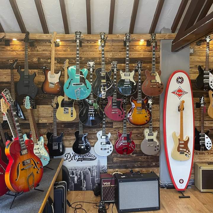 Lisa97Reed's tweet photo. Super happy to announce that my book is now available at Austin Guitars in Liverpool! 🎸📚

#author #guitarshop #guitarist #guitarworld @austinguitarsuk https://t.co/1UNULzNKiR