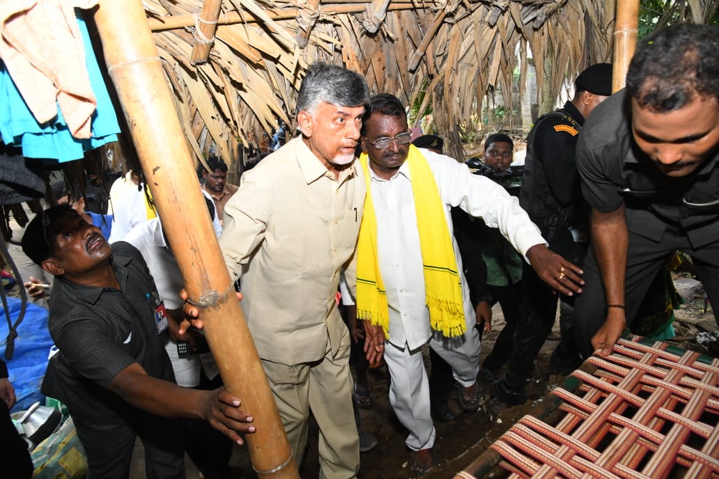 MansoorTDPKDR's tweet photo. వరద ప్రాంతాల్లో పర్యటిస్తున్న చంద్రబాబు నాయుడు గారు.
#APHopeCBN
#HelpAPFloodVictims
#iTDPKADIRi https://t.co/bU49Iqk5n4