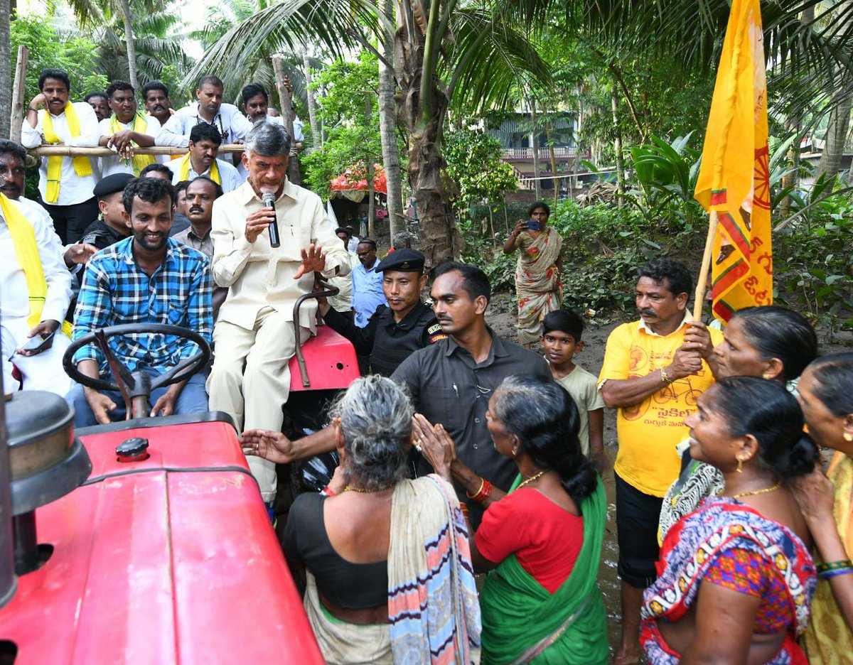 MansoorTDPKDR's tweet photo. వరద ప్రాంతాల్లో పర్యటిస్తున్న చంద్రబాబు నాయుడు గారు.
#APHopeCBN
#HelpAPFloodVictims
#iTDPKADIRi https://t.co/bU49Iqk5n4