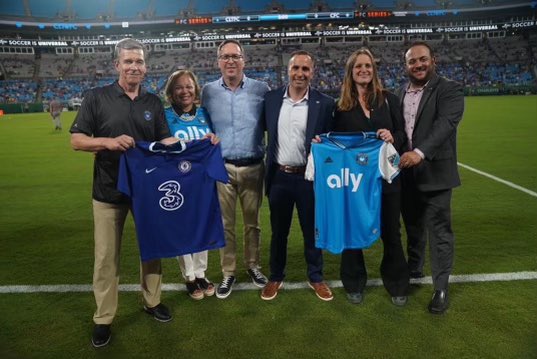 RGallowayUK's tweet photo. Really fun night celebrating the 🇬🇧-#NorthCarolina relationship at the @CharlotteFC v @ChelseaFC game! It was great to meet @NC_Governor &amp; @CLTMayor &amp; looking forward to returning to this beautiful state. https://t.co/zX6msmpMj0