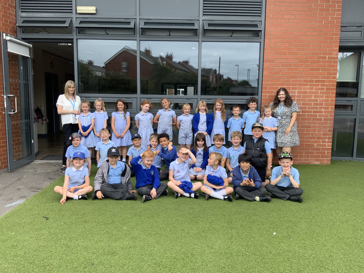 Our first and last week of Year 2. 💙
Team 2M! 🌟