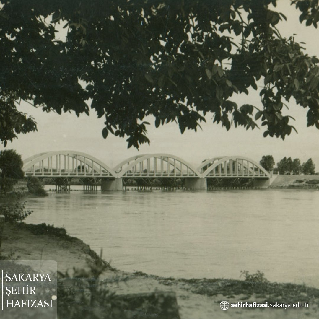 📸 Bugün şehrin sembolü olan ve logolarda kullanılan Sakarya Köprüsü'nün 1940'lı yıllardan bir görüntüsü.

#sakarya #sakaryaüniversitesi #adapazarı #tarih #sakaryaköprüsü
<a href="/sakaryauni/">Sakarya Üniversitesi</a>