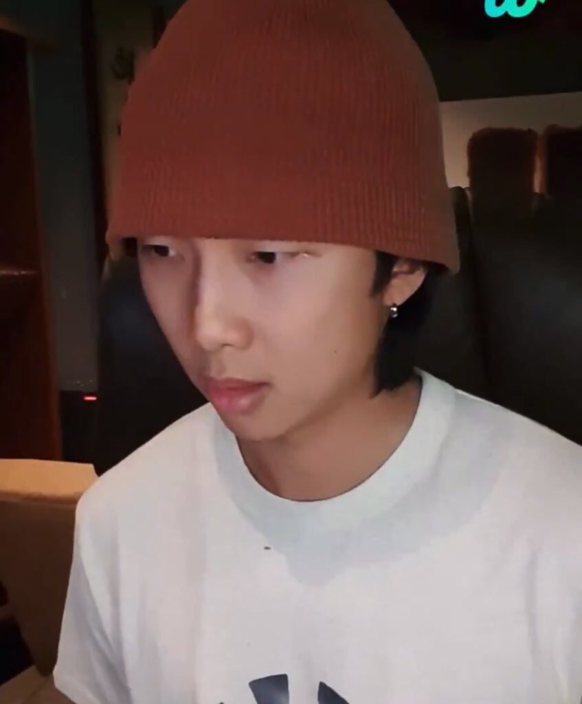 UniversBTS_'s tweet photo. 📸 Kim Namjoon - Weverse

“Temos que ficar juntos por muito tempo, certo?”

🐨: eu gostaria que pudéssemos aceitar que, mesmo que haja mudanças, continuaremos a torcer um pelo outro. Não importa como nossas vidas possam parecer, espero que possamos respeitar isso, + https://t.co/WLWgPJ6Gj9