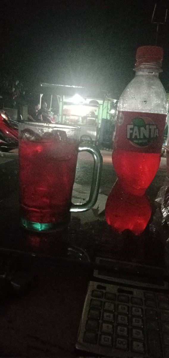 ShantChan2's tweet photo. Ingin cola~ Tapi adanya Fanta:) yaudah gaskeun aja🤣 #jagawarung https://t.co/jykoT96U8J
