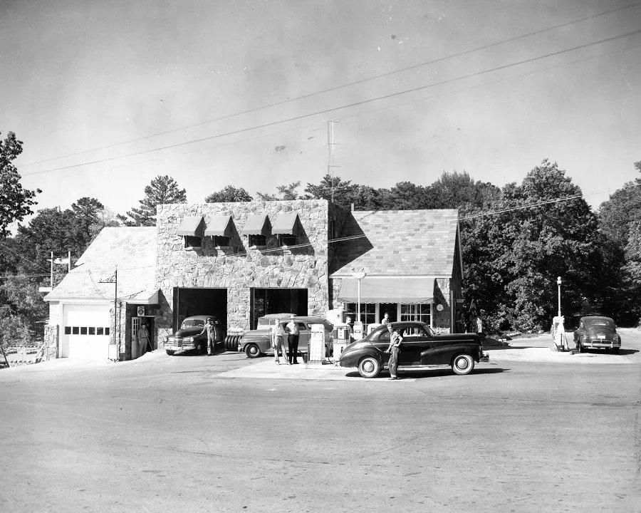 SeeRockCity's tweet photo. This building has been fueling Lookout Mountain for decades. 😃☕️ #IYKYK #ThrowbackThursday #90YearsofRockCity #Starbucks #LookoutMountain https://t.co/kABuL7XTn2