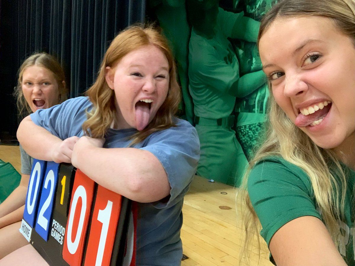 spoofhound_VB's tweet photo. When you steal a coach’s phone to take selfies, you best believe it’ll end up on social media!! #WhoIsWinning 🤪 https://t.co/gZyGo0wHYd