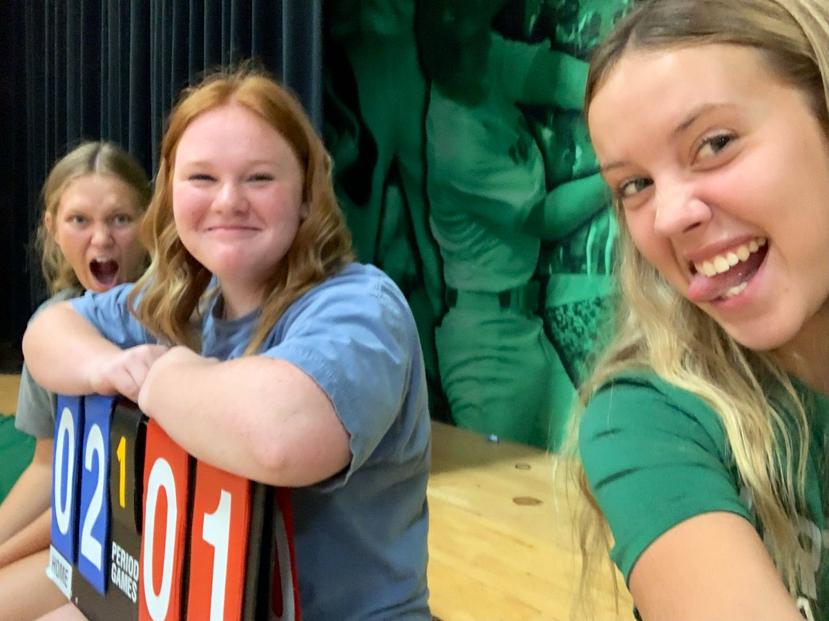 spoofhound_VB's tweet photo. When you steal a coach’s phone to take selfies, you best believe it’ll end up on social media!! #WhoIsWinning 🤪 https://t.co/gZyGo0wHYd