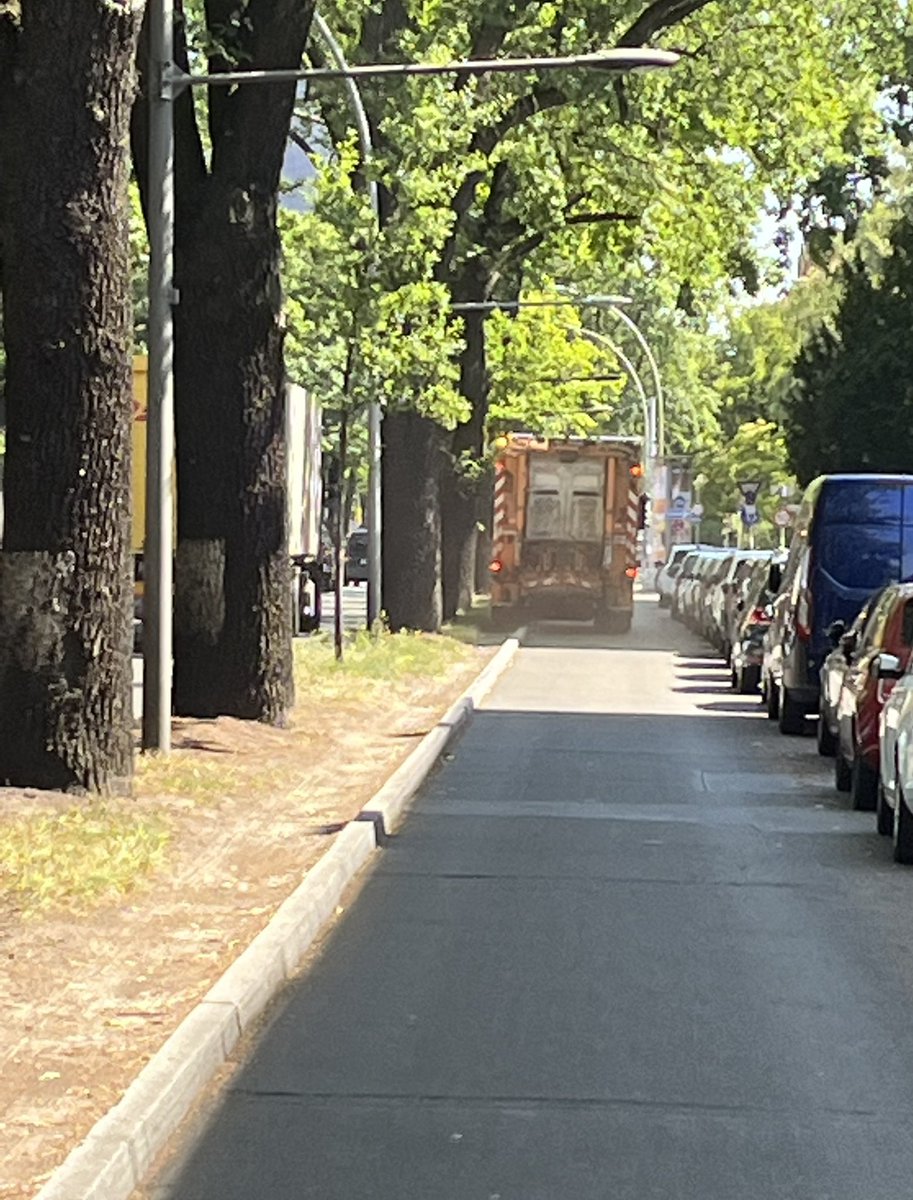 Falls wir uns in ein paar Jahren fragen, warum noch mehr Bäume im Stadtgebiet sterben… Ich will den Mitarbeiter*innen der <a href="/BSR_de/">Berliner Stadtreinigung (BSR)</a> gar keinen Vorwurf machen, wenn die Restbreite z.T. nicht fürs durchkommen reicht, müssen halt die Parkplätze weg! #Verkehrswende @SenUMVKBerlin