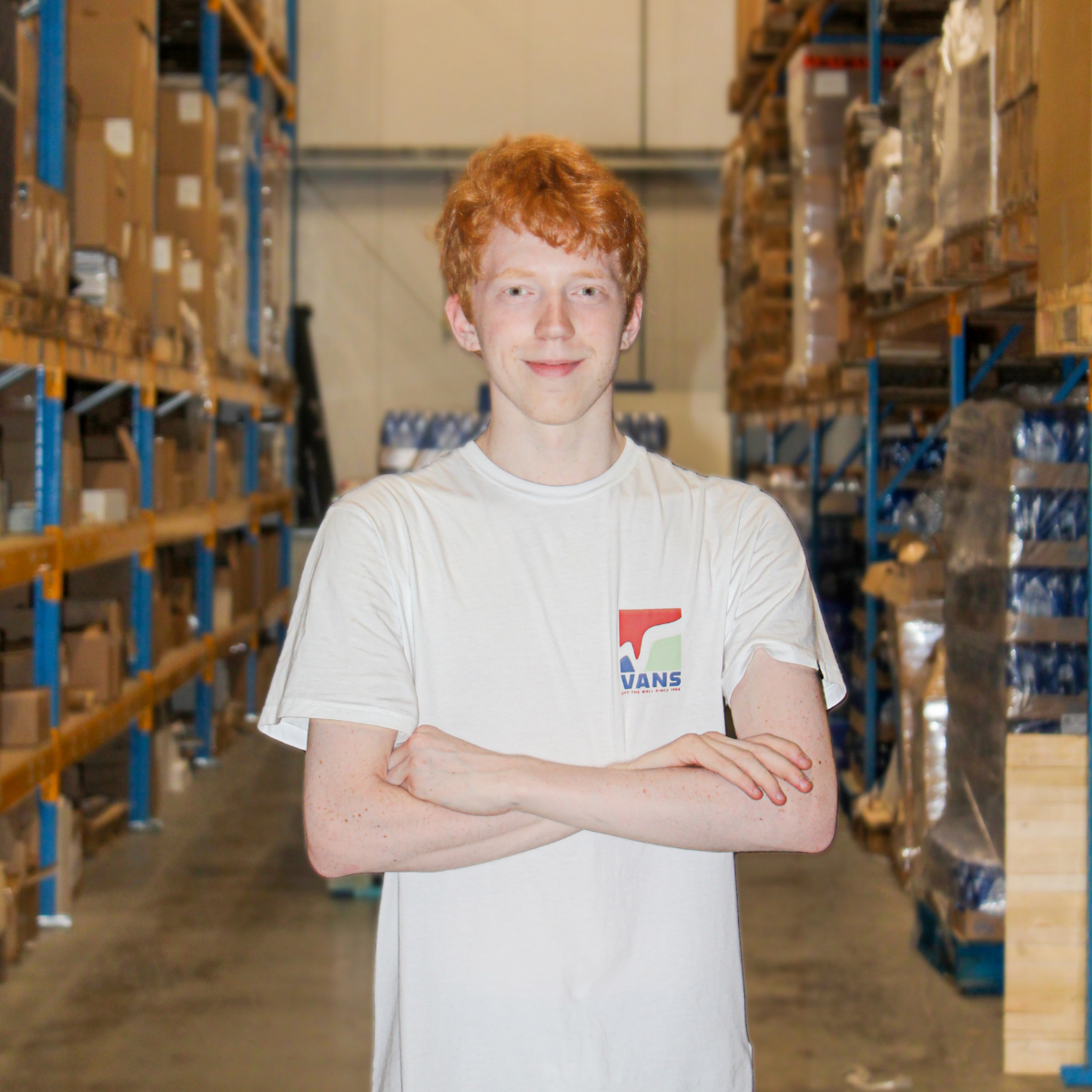 Nieuws uit het magazijn 📦💬

Na het afronden van stage én zijn opleiding tot Logistiek Medewerker, blijft hij nu ook langer aan ons verbonden: warehouse medewerker Stefan.

👉 Kijk, dat is de kracht van het leergierige logistieke talent!