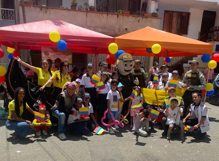 La @PoliciaColombia y la Junta de Acción Comunal de la Hermosa Provincia, Bello, se unieron a la festividad del día de la #IndependenciaDeColombia. 

#ElAmorNosUne | #AmoMiPaís