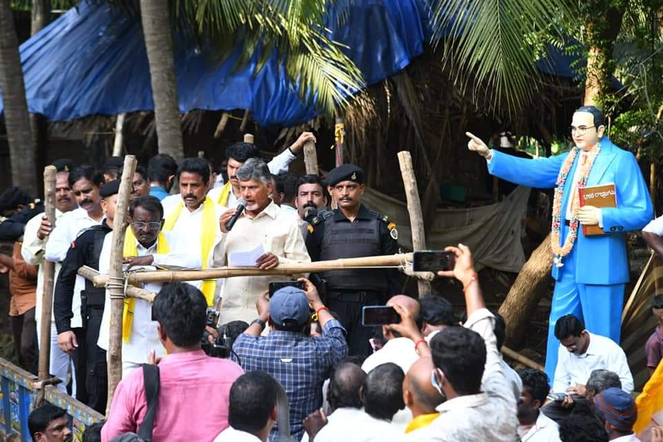 Vinmay_balayya's tweet photo. వరద ప్రాంతాల్లో పర్యటిస్తున్న చంద్రబాబు నాయుడు గారు. #APHopeCBN #HelpAPFloodVictims https://t.co/wJqGVJKtFp