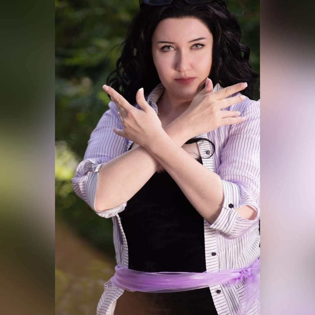 Nico Robin

Teufelsfrucht: Hana Hana no Mi

Ihr Traum ist es, das Rio Poneglyph zu finden und das mit ihm verbundene Geheimnis der Kūhaku no Rekishi zu 

Gespielt wird Robin von Mina.