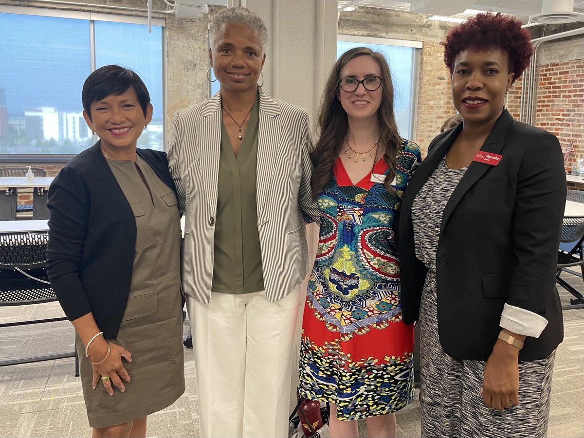 VentureCenter's tweet photo. Another fantastic @WomanRunWorld in the books!
Thanks for a great discussion between @MeredithLowry of Wright Lindsey Jennings and Garbo Hearne of Hearne Fine Art about community and access to art!
#WomanRun #TheVC https://t.co/0lRvz7bYXX