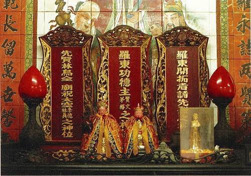 若是去到羅東、會使去羅東城隍廟看覓仔。

潘賢文kap茅格是埔里 ê平埔番頭目、因對埔里peh中央山脈遷徙到羅東帶、成做羅東ê開拓者。

因尾手kap清國台灣府知府楊廷理、總兵王得祿合作kap漳州海賊朱濆相戰乎漳州人抾恨、不幸戰死。自按呢漳州人者入到羅東。