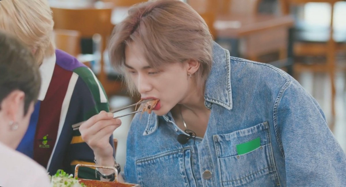 Stay_banGchan's tweet photo. Damn I never thought that I would want to be a shrimp #hyunjin #StrayKids https://t.co/9XZcFpwkOY