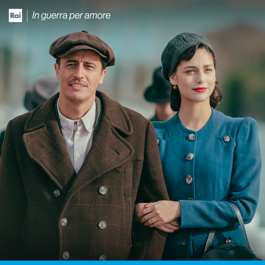 RaiPlay's tweet photo. New York 1943. Nel pieno della seconda guerra mondiale, Arturo vive la sua travagliata storia d'amore con Flora, promessa sposa al figlio di un boss...
Il film #InGuerraPerAmore è disponibile 👉 https://t.co/YEQCHawkre
#SabatoCinemaRaiPlay @pif_iltestimone https://t.co/nnicrKV2Gw