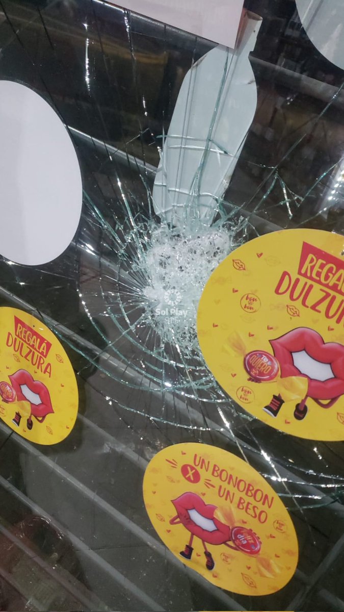 SolPlay915's tweet photo. #Inseguridad | Así quedó el blindex del kiosco ubicado en Obispo Gelabert y Francia.

@ColoBallesteros https://t.co/l5m0VvA7D2