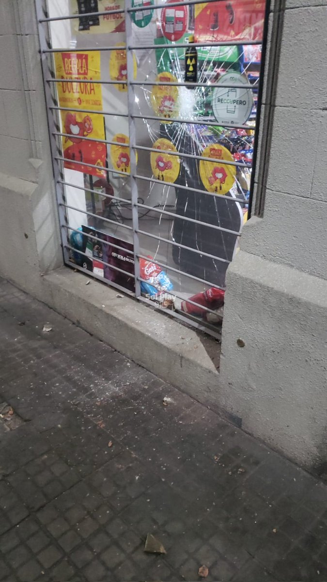 SolPlay915's tweet photo. #Inseguridad | Así quedó el blindex del kiosco ubicado en Obispo Gelabert y Francia.

@ColoBallesteros https://t.co/l5m0VvA7D2
