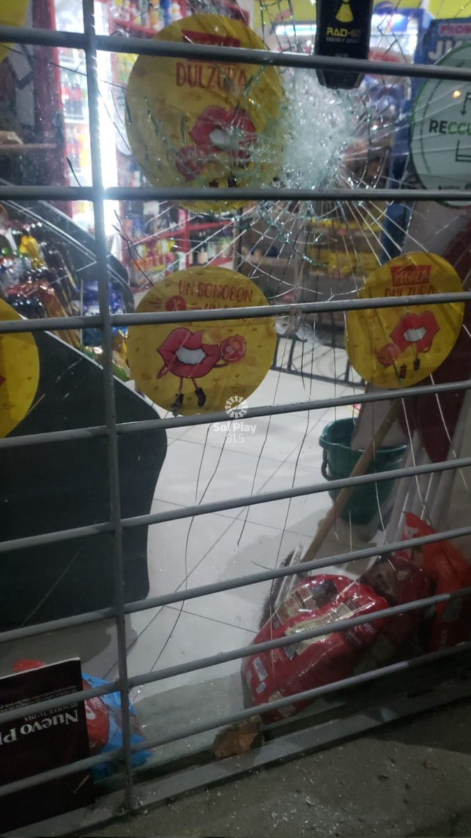 SolPlay915's tweet photo. #Inseguridad | Así quedó el blindex del kiosco ubicado en Obispo Gelabert y Francia.

@ColoBallesteros https://t.co/l5m0VvA7D2