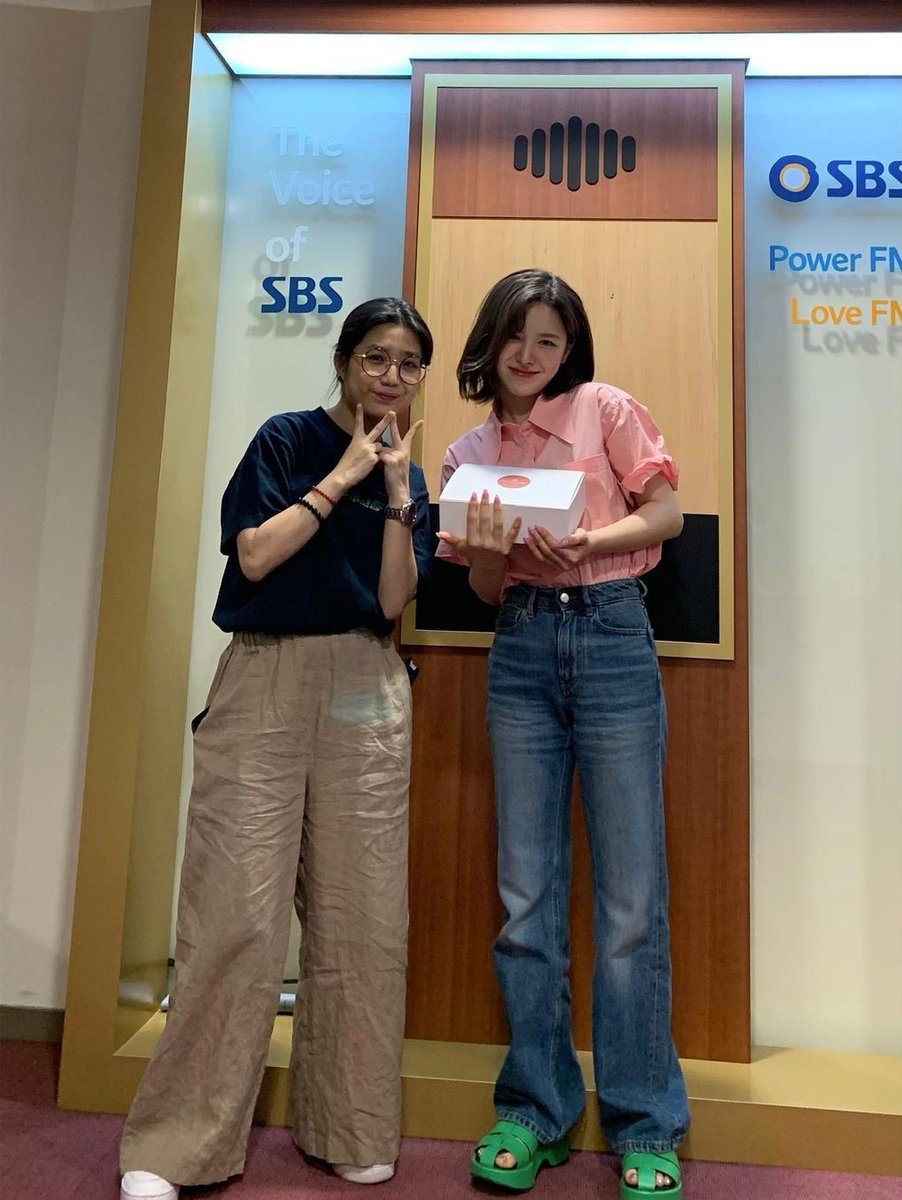 wandj221's tweet photo. 220721 sbsyoungstreet insta update with #WENDY and Ahn Yeeun 💙

#MusicTherapick
We were with Yeeun, and we were happy to see her after two weeks ~🫶
Music Therapick's own vibe is the best🥹

Please listen to Yeeun's new song #RATvolution which will blow away the summer heat💙 https://t.co/kXehgFLrwa