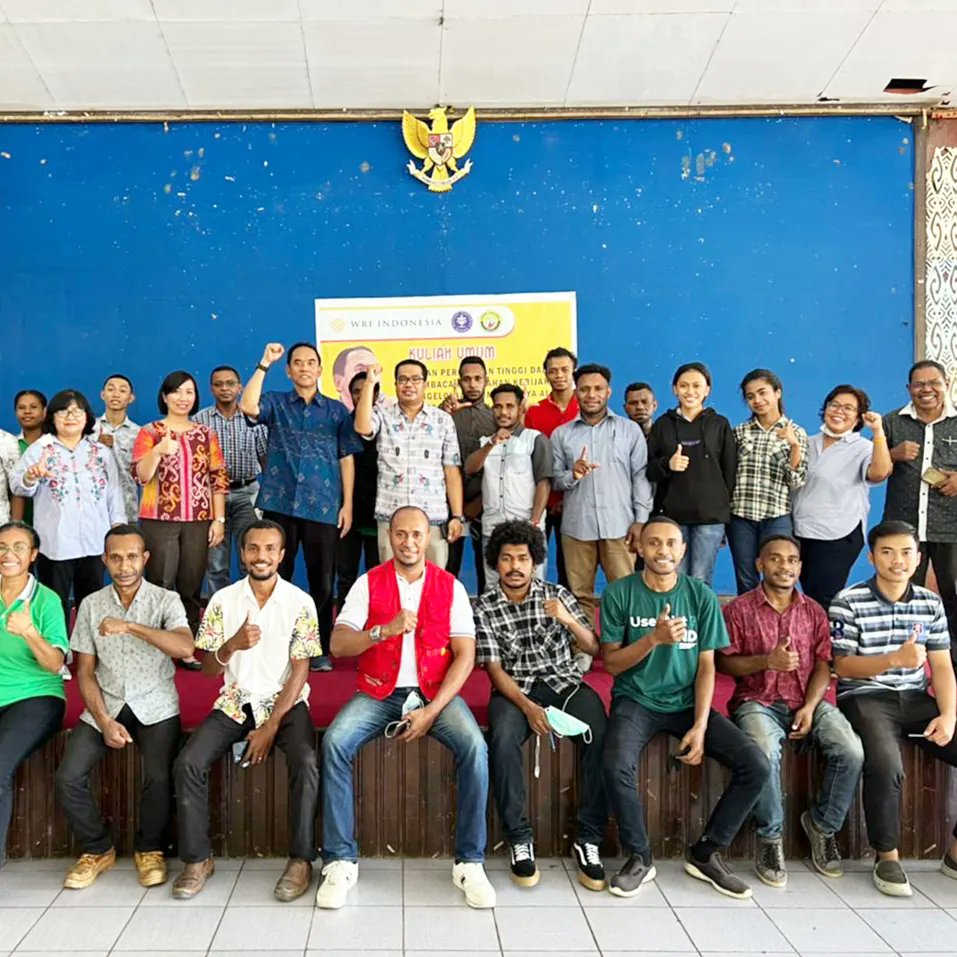 Paul_forestry23's tweet photo. Kuliah Umum Oleh Prof Hariadi Kartodihardjo di Universitas Ottow Geissler Papua, 21/7/22 https://t.co/4brquHsyjn