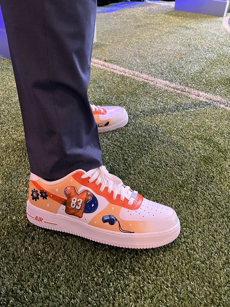 Andrea Adelson on X: The Virginia contingent today has personalized shoes,  each telling their life stories, made by Lindsay Huff - wife of former UVA  basketball player Jay Huff. Here are Tony